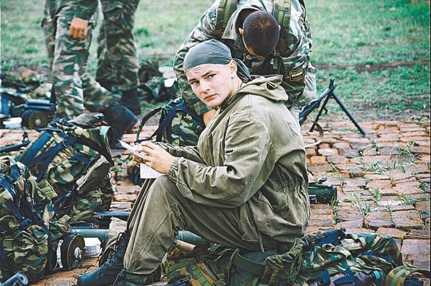 Вячеслав Граф - единственный в России фотограф, который воевал в Чечне в составе спецподразделений ФСБ, ГРУ и Минюста. Переправляясь через очередную горную речку, он держал над головой в одной руке автомат, а в другой - фотокамеру. 